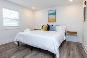 Tempat tidur dalam kamar di Ocean Lofts in the Vibe #1 - 5 min walk to beach