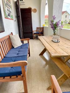 een woonkamer met een houten tafel en een blauwe bank bij Apartman Z&N in Rovinjsko Selo