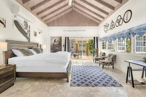 sypialnia z łóżkiem, biurkiem i stołem w obiekcie Hospitality Expert Zeppelin - Tour Pool Bar Beach w mieście Montego Bay