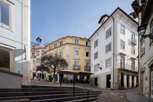un grupo de edificios en una calle de la ciudad en Story Studio Coimbra Centro, en Coímbra