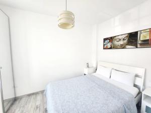 ロス・クリスティアーノスにあるLaikaの白いベッドルーム(ベッド1台付)が備わります。壁に絵が描かれています。