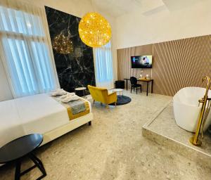 una camera con letto e un bagno con vasca di Palazzo Otello 1847 Wellness & Spa a Vicenza