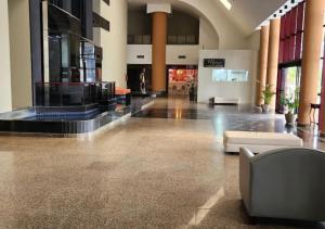 un vestíbulo de un edificio con un sofá en Praia de Piedade flat frente para o mar, completo Edf Golden Beach, en Recife