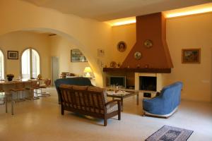 O zonă de relaxare la Villa Poggio Falcone