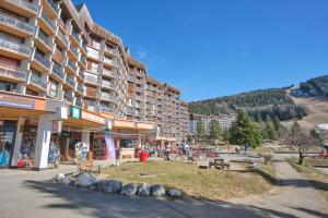 un gran edificio de apartamentos en medio de una calle en Studio pied des pistes - Villard, en Villard-de-Lans