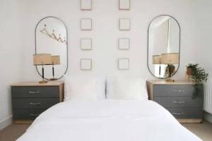 Krevet ili kreveti u jedinici u objektu Treorchy Terrace by StayStaycations