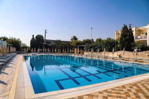 una grande piscina con acqua blu di Hotel Scoglio Degli Achei a Torre Santa Sabina