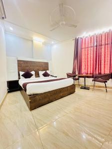 מיטה או מיטות בחדר ב-Hotel S R Palace Delhi Airport Unit BY URBAN Luxury