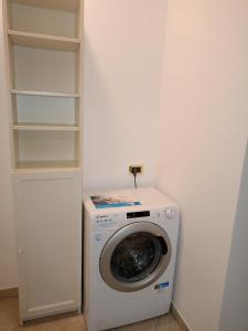 una lavadora y secadora en una esquina de una habitación en Da Enza - Appartamento al mare, en Grottammare
