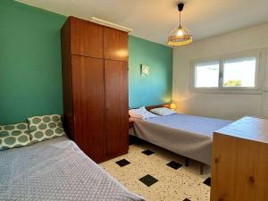 een kleine slaapkamer met 2 bedden en een kast bij Appartement Port-la-Nouvelle, 2 pièces, 5 personnes - FR-1-229C-495 in Port-la-Nouvelle
