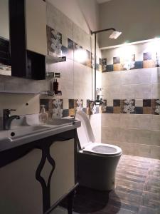 La salle de bains est pourvue de toilettes et d'un lavabo. dans l'établissement 2 BR Serviced Holiday Home Near Lahore Ring Road, à Lahore