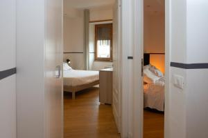 フィレンツェにあるOne Step Florenceのベッドルーム1室(ベッド1台、鏡付)