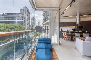 una sala de estar de planta abierta con vistas a la ciudad. en Float By Yoo en São Paulo