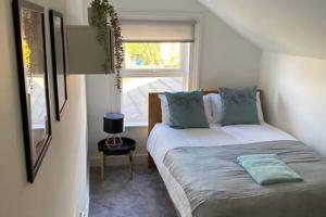 1 dormitorio con cama y ventana en Tudor House Gloucester by StayStaycations en Gloucester