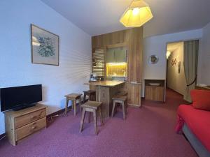 セレ・シュヴァリエにあるAppartement Serre Chevalier, 1 pièce, 4 personnes - FR-1-330F-61のリビングルーム(テーブル、椅子、テレビ付)