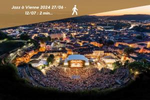 Una vista aérea de una multitud en una ciudad por la noche en La Petite Histoire, en Vienne