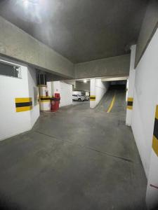 eine leere Parkgarage mit einem Auto, das darin geparkt ist in der Unterkunft apartamento alto padrão (centro) in Ubá