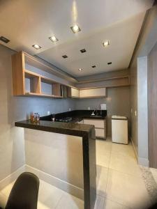 uma cozinha com bancada num quarto em apartamento alto padrão (centro) em Ubá