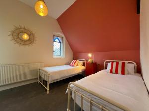 two beds in a room with a red ceiling at INCREDIBLE 3 Bedrooms Windsor Home, Free Parking - A Blend of Luxury and Character - Incredible Location - Windsor Castle, Ascot, Legoland, Heathrow Airport in Windsor