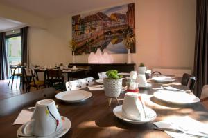 Un restaurante o sitio para comer en Hotel Arc-En-Ciel Colmar Contact Hotel
