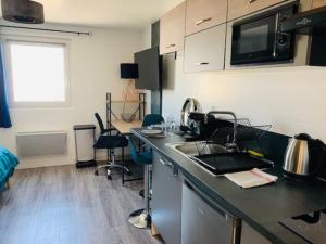 Η κουζίνα ή μικρή κουζίνα στο Studio 6 cosy et bien agencé, à la gare de Lorient