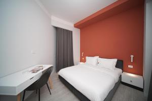 Cette chambre comprend un lit et un bureau. dans l'établissement Sweet Home Apart-Hotel, à Erevan