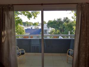 mit Blick auf einen Balkon mit 2 Stühlen in der Unterkunft Rivadavia Aparts in San Rafael