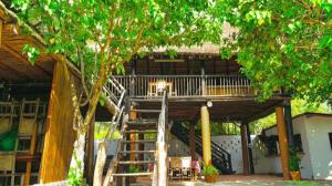 ein Haus mit einer Treppe, die zu einer Terrasse führt in der Unterkunft Eco hotel summer beach in Cartagena de Indias