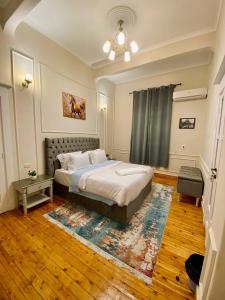 ein Schlafzimmer mit einem großen Bett und einem Teppich in der Unterkunft Yacoubian Suites in Kairo