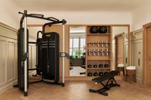 ein Fitnessraum mit einem Fitnessgerät und einem Laufband in der Unterkunft Ett Hem in Stockholm
