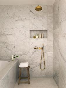 La salle de bains est pourvue d'une douche, d'une baignoire et d'un lavabo. dans l'établissement Ett Hem, à Stockholm