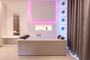 Area soggiorno di Alipa Suite with Jacuzzi