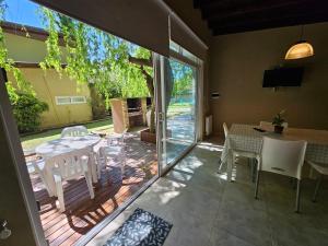 馬德科波的住宿－Cabañas Bosque y Mar，庭院内带桌椅的用餐室