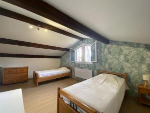 Postel nebo postele na pokoji v ubytování Maison familiale landaise à 350m de la plage avec garage, 4 chambres et jardin - FR-1-413-185