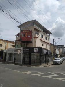 een gebouw op de hoek van een straat bij Flat centro in Ubá