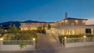 a view of a house at night at Kyniska Hotel in Plitra