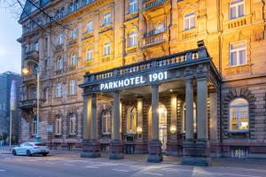 Parkhotel 1901 Mannheim في مانهايم: مبنى متوقف امامه سيارة
