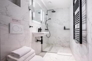 Ένα μπάνιο στο Limehome Amsterdam Leidsekruisstraat