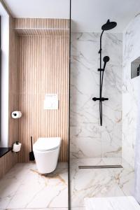 Un baño de Limehome Amsterdam Leidsekruisstraat 32 fotos más