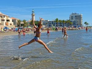 Goście zatrzymujący się w obiekcie Grand studio climatisé pour 4 personnes avec parking, à 350m de la mer au Grau-du-Roi - FR-1-307-222