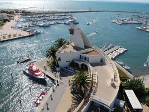 widok z lotu ptaka na marinę z łodziami na wodzie w obiekcie Grand studio climatisé pour 4 personnes avec parking, à 350m de la mer au Grau-du-Roi - FR-1-307-222 w mieście Le Grau-du-Roi