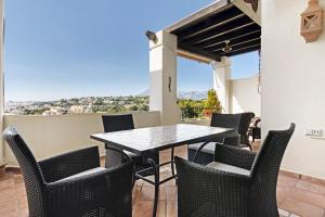 einen Tisch und Stühle auf einer Terrasse mit Aussicht in der Unterkunft Villa Gadea 11-6 in Altea