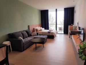 sala de estar con sofá y mesa en RDHomeStay-RoxyBeachApt en Sematan