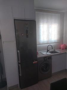 eine Küche mit einem Kühlschrank und einer Waschmaschine in der Unterkunft Villa Pilarin in Orihuela