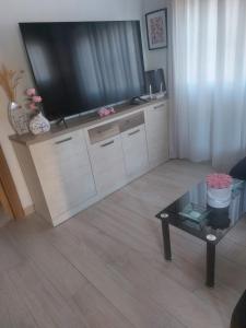 ein Wohnzimmer mit einem großen Flachbildfernseher in der Unterkunft Villa Pilarin in Orihuela
