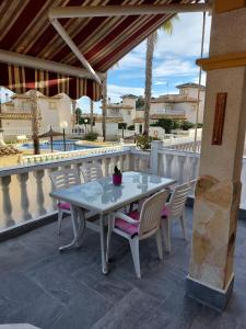 ein weißer Tisch und Stühle auf einer Terrasse in der Unterkunft Villa Pilarin in Orihuela + 36 Fotos