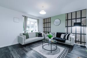 uma sala de estar com um sofá e uma mesa em Charming Home in Mossley with Free Parking and Wi-Fi Sleeps7 em Mossley