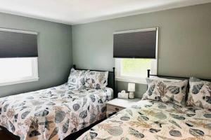 1 dormitorio con 2 camas y 2 ventanas en Amherst Country OASIS Perfect Location UMass, en Hadley