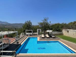 Bazén v ubytování Villa Amvrosia Nr Kalives Crete nebo v jeho okolí