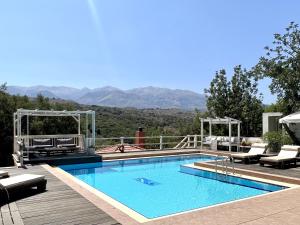 Bazén v ubytování Villa Amvrosia Nr Kalives Crete nebo v jeho okolí